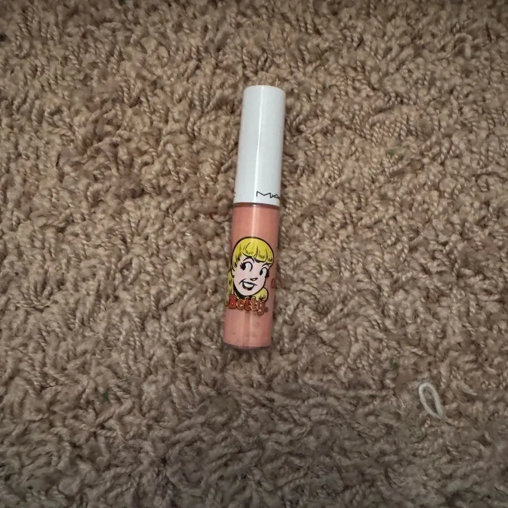 NIB MAC Archie’s Girls Lipglass in “Summer Sweetheart”